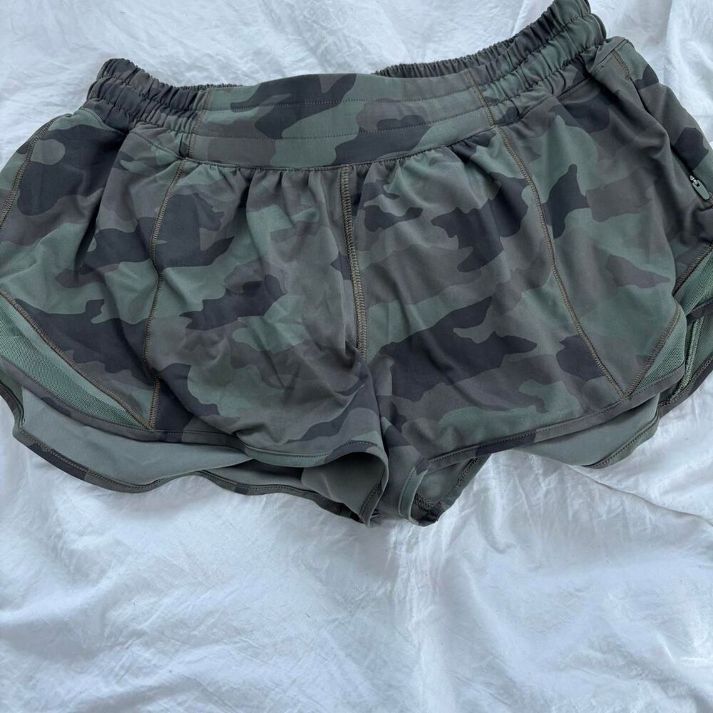 LULULEMON Camo Low Rise Hotty Hot 2.5 Sz 8 Women's Green Athletic Shorts